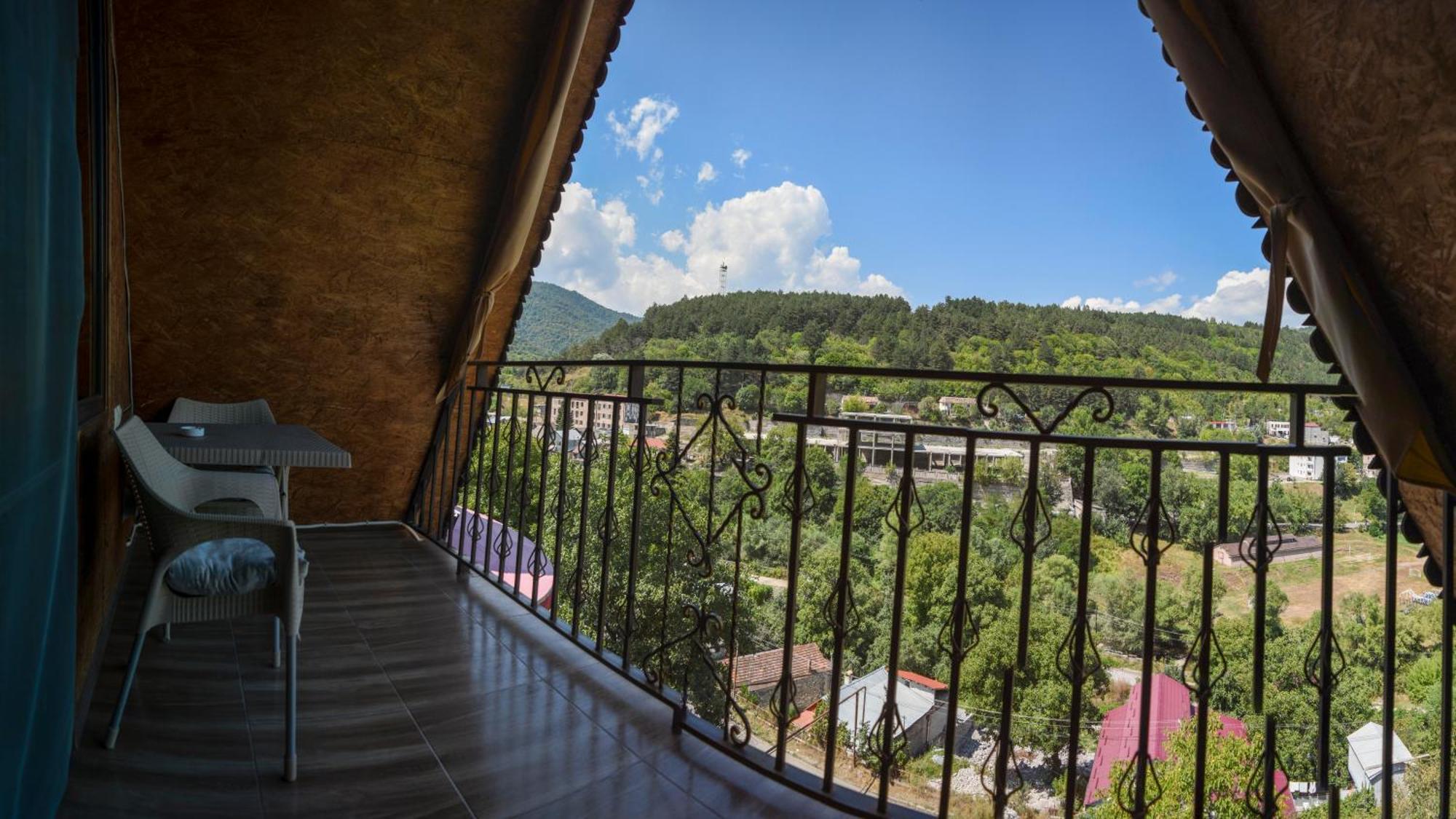 Hotel Dom Adonis Dilijan Exterior foto